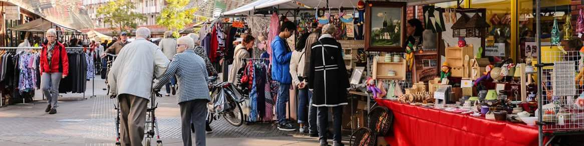 Panorama shot van de zomeravondmarkt in Schoorl