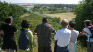 Een groep mensen die het uitzicht op de Harger Gat bewonderen